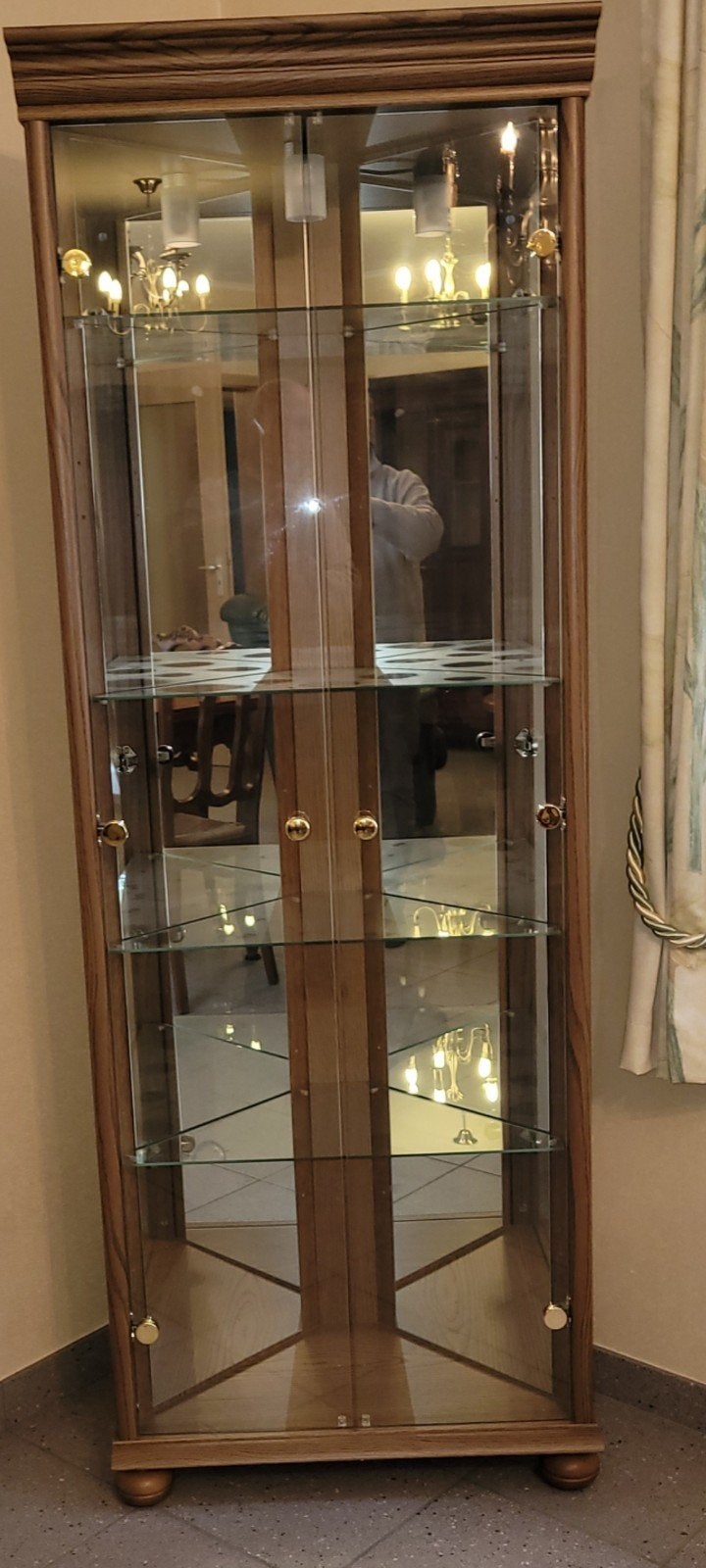 Armoire vitrine en coin., Enlèvement