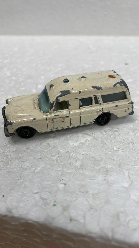 Matchbox Superfast 3 Mercedes Ambulance open deur, Ophalen of Verzenden, Zo goed als nieuw
