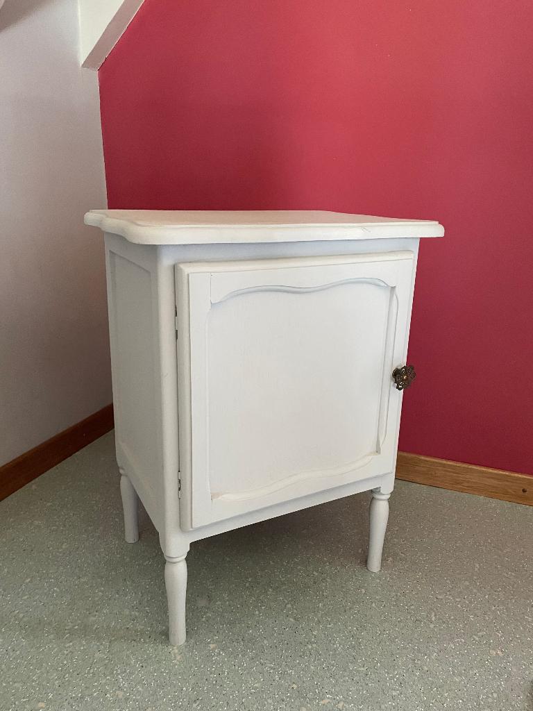 table de chevet, Maison & Meubles, Enlèvement, Comme neuf, Bois, 55 à 70 cm