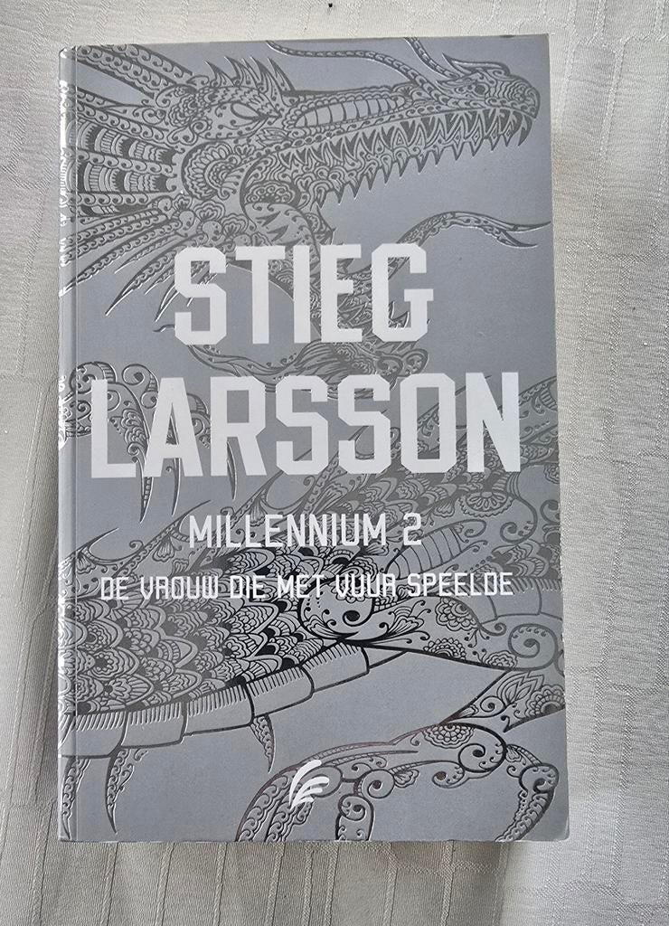 Millennium 2 - De vrouw die met vuur speelde, Gelezen, België, Ophalen of Verzenden, Stieg Larsson