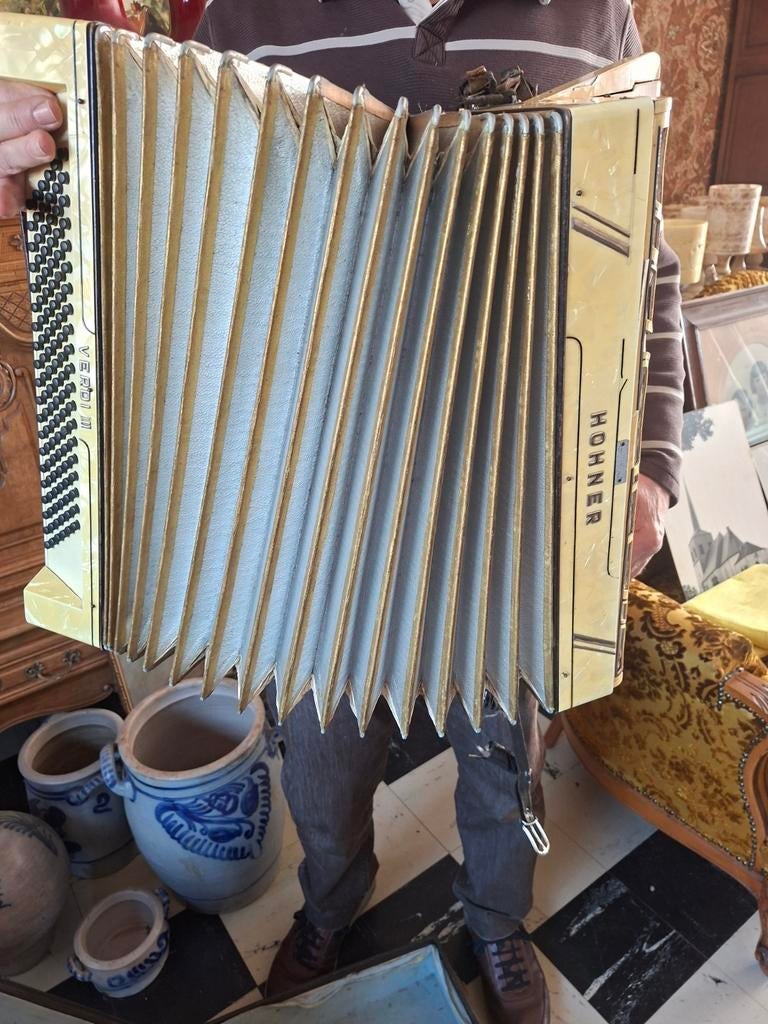 Accordéon ancien, Enlèvement