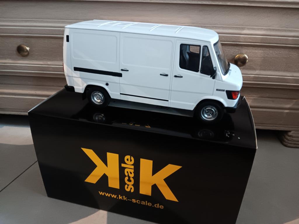 Mercedes Benz 208D Outcry Wit 1/18, Ophalen of Verzenden