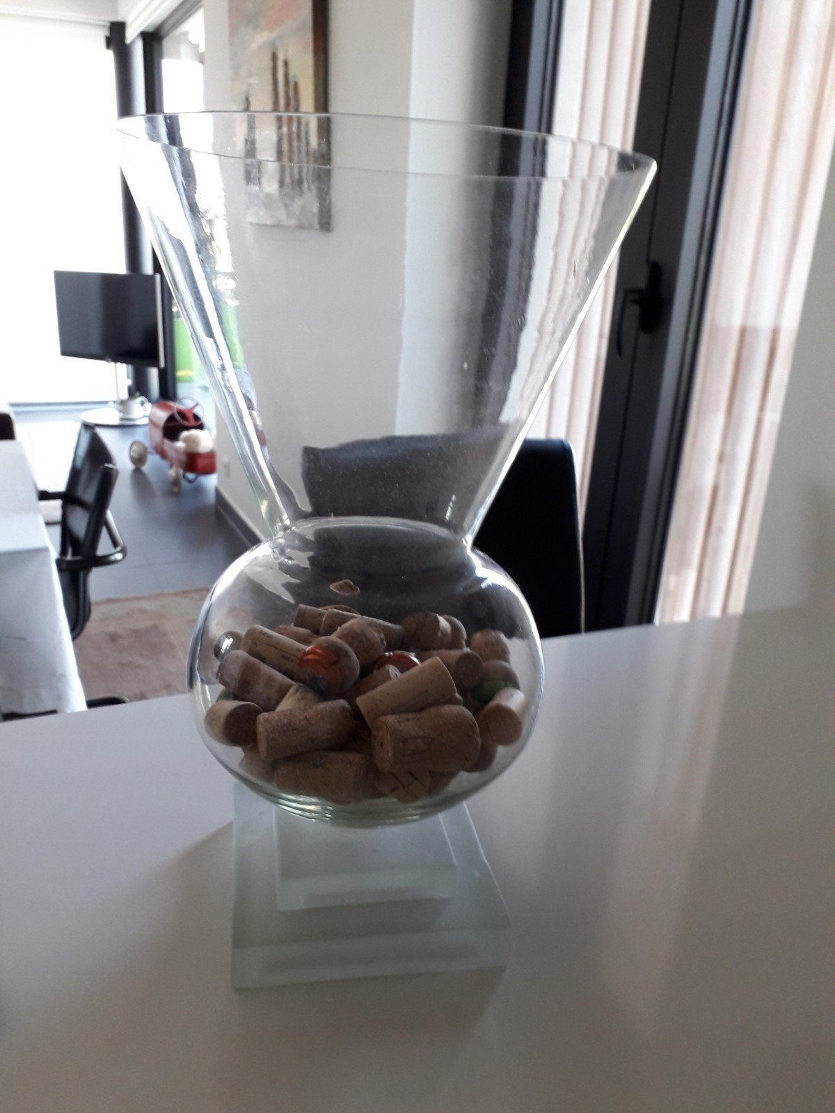 Vaas met inhoud op voet van melkglas, Ophalen, Op voet