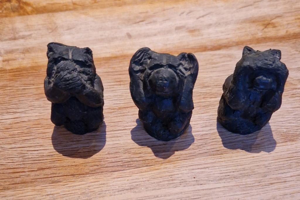 Aapjes horen zien en zwijgen, Verzamelen, Ophalen