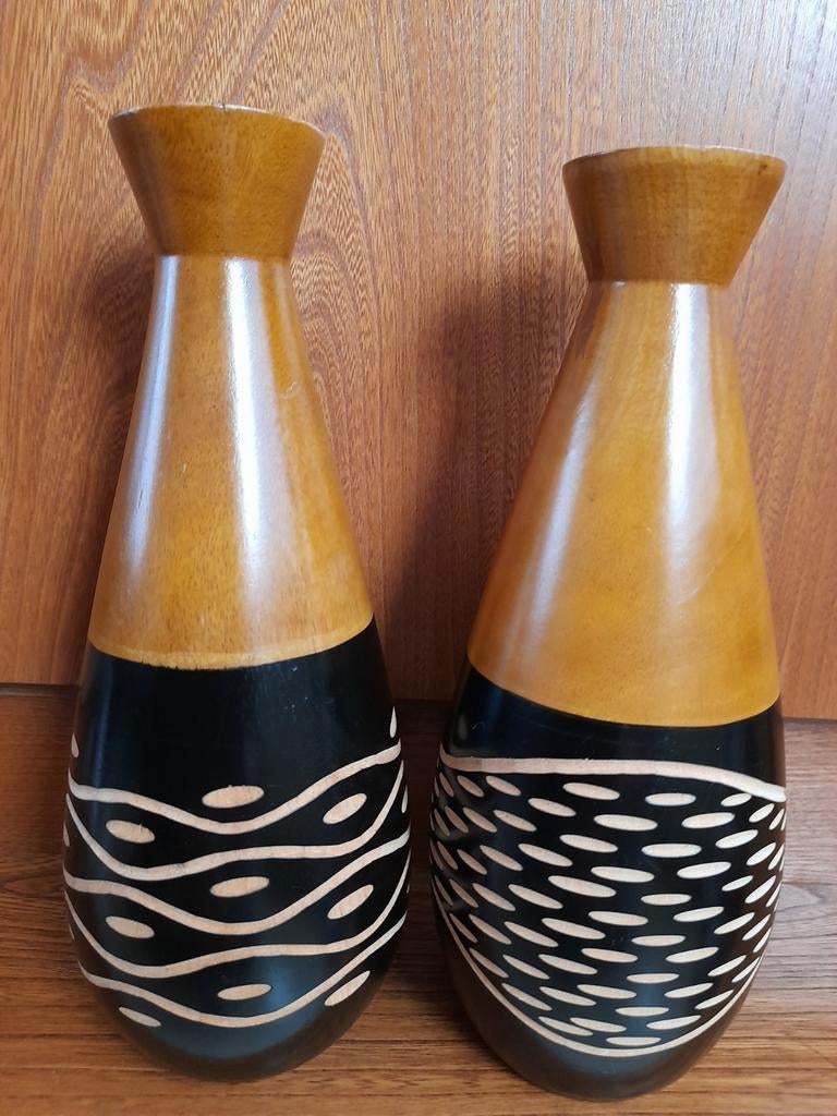 2 vases en bois sculptés à la main H25,5 cm, Enlèvement ou Envoi, Comme neuf