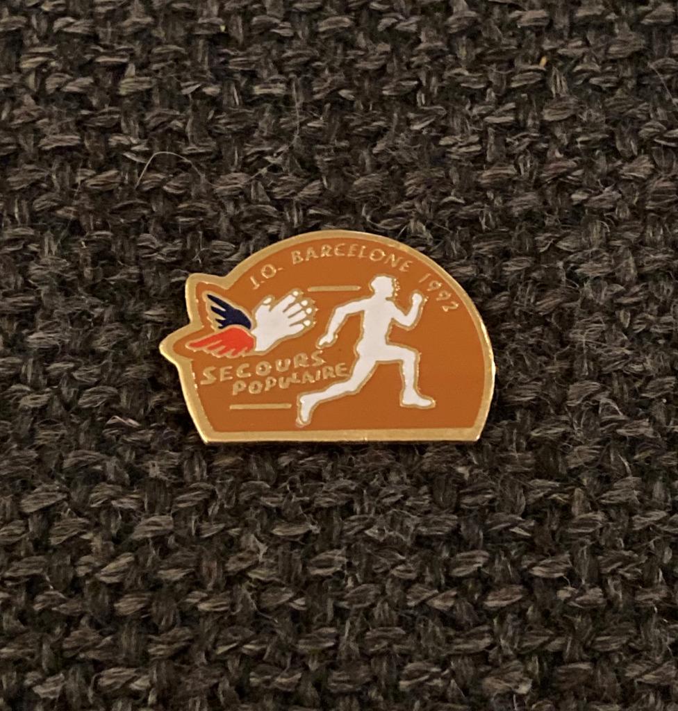 PIN - SECOURS POPULAIRE - JEUX OLYMPIQUES BARCELONE 1992, Collections, Envoi, Utilisé, Sport, Insigne ou Pin's