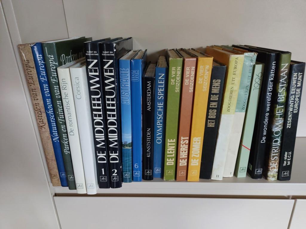 17 artisboeken 2€ het stuk, Ophalen of Verzenden, Gelezen, Artis Historia