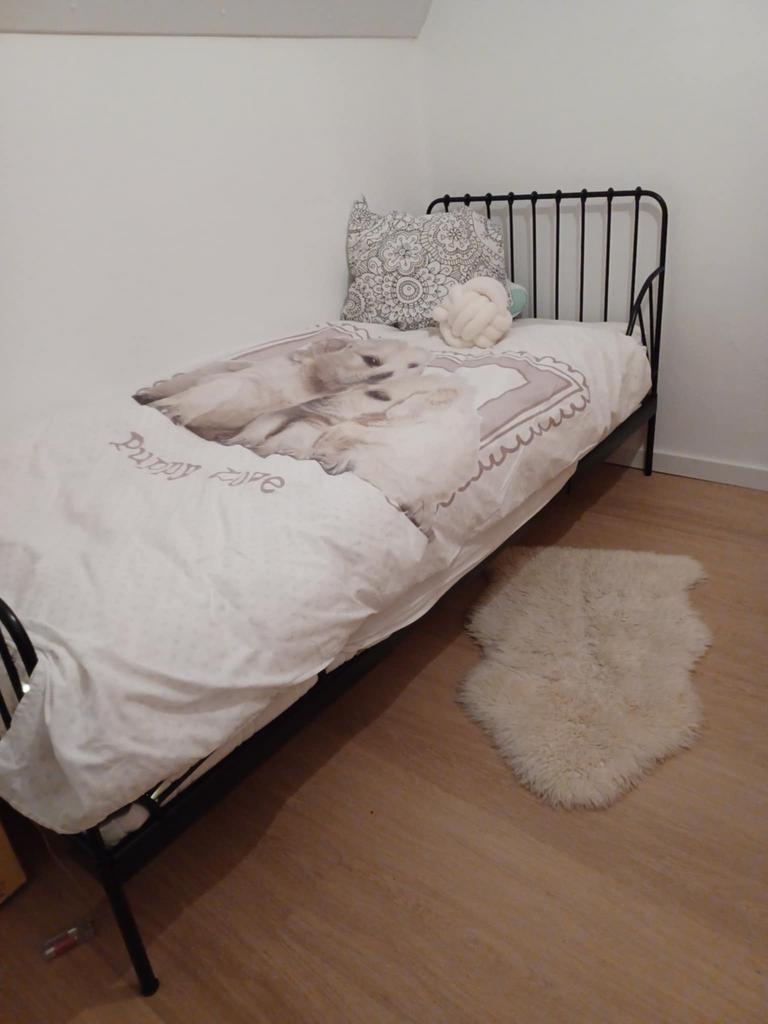Zwart metalen 1 persoonsbed, Huis en Inrichting, Slaapkamer | Bedden, Ophalen, Zwart, Metaal