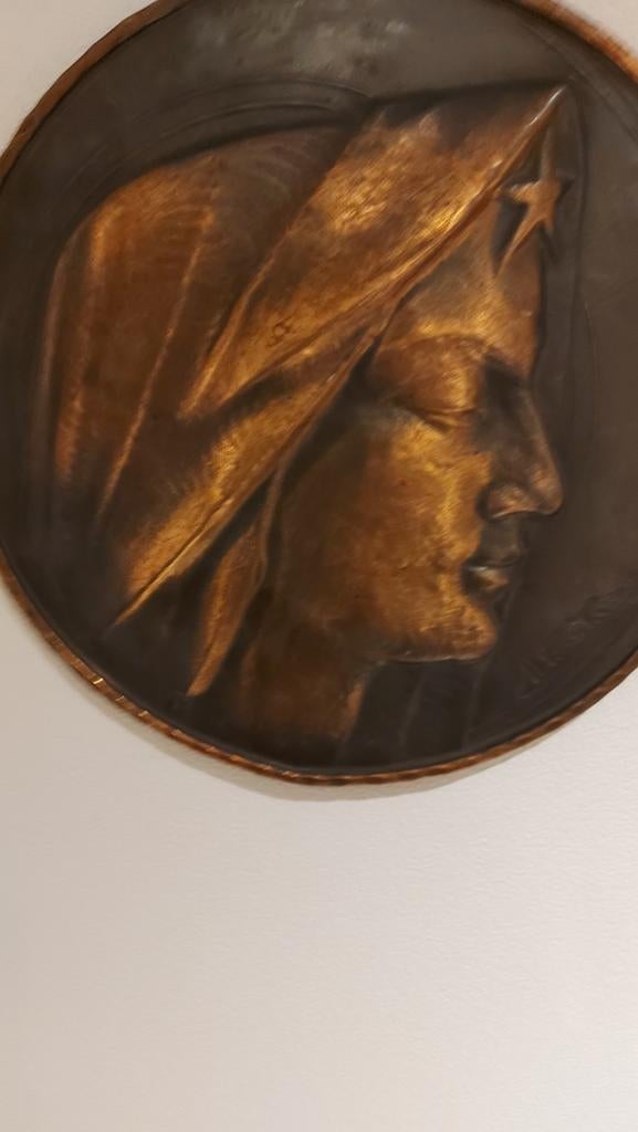 Plaque en bronze. Diamètre 32 cm signé, Antiquités & Art, Enlèvement