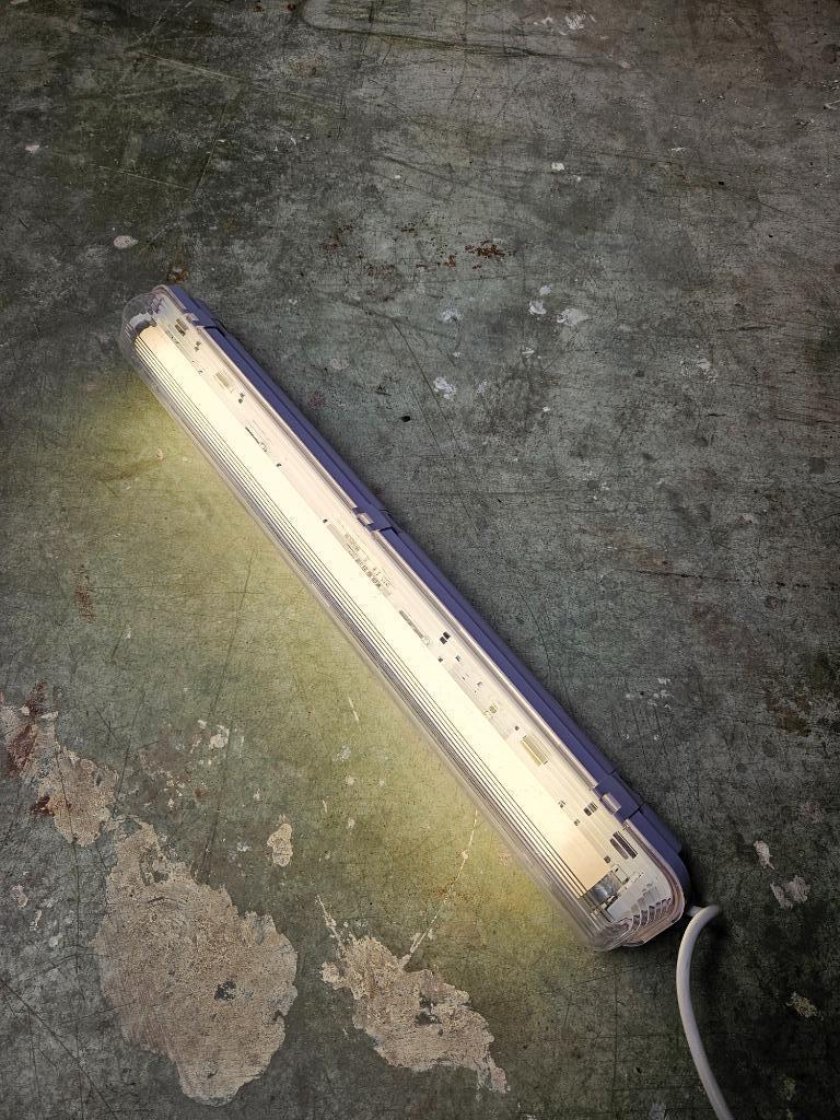 Luminaire fluorescent étanche 67cm - tube Osram, Enlèvement ou Envoi, Utilisé, Moins de 50 watts, Lampe avec luminaire