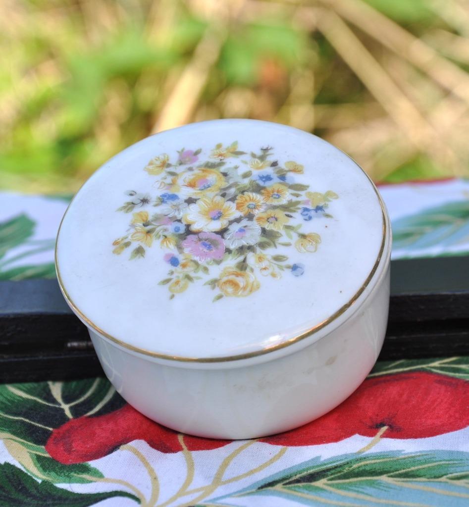 boite a bijoux ronde en porcelaine decor fleur des champs, Antiquités & Art, Enlèvement ou Envoi