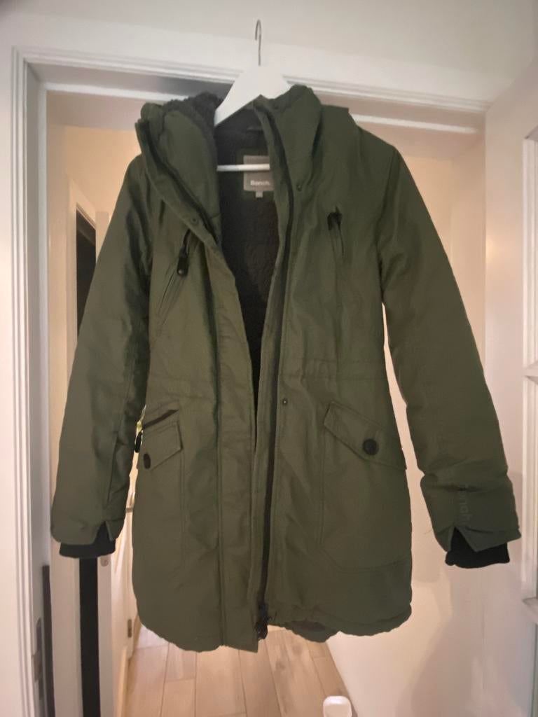 Veste femme taille S neuve, prix neuve 85 euros, vert kaki, Enlèvement ou Envoi, Comme neuf, Vert