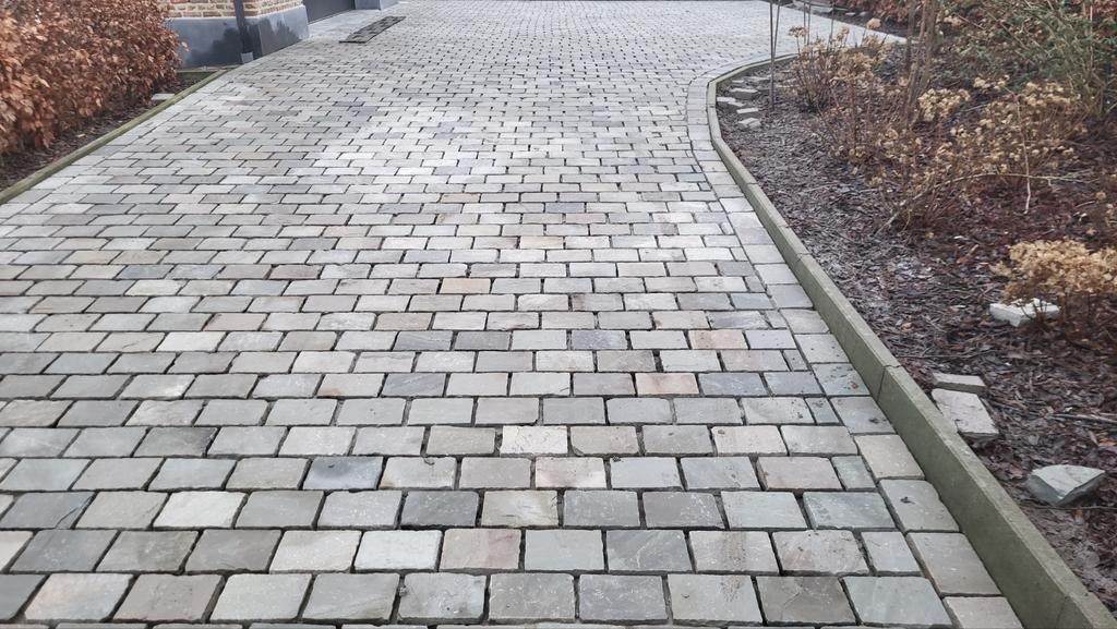 Plaatsen en leveren alle bestrating.