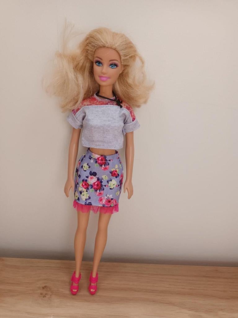 2 barbiepoppen met jurkjes, Ophalen, Zo goed als nieuw, Barbie