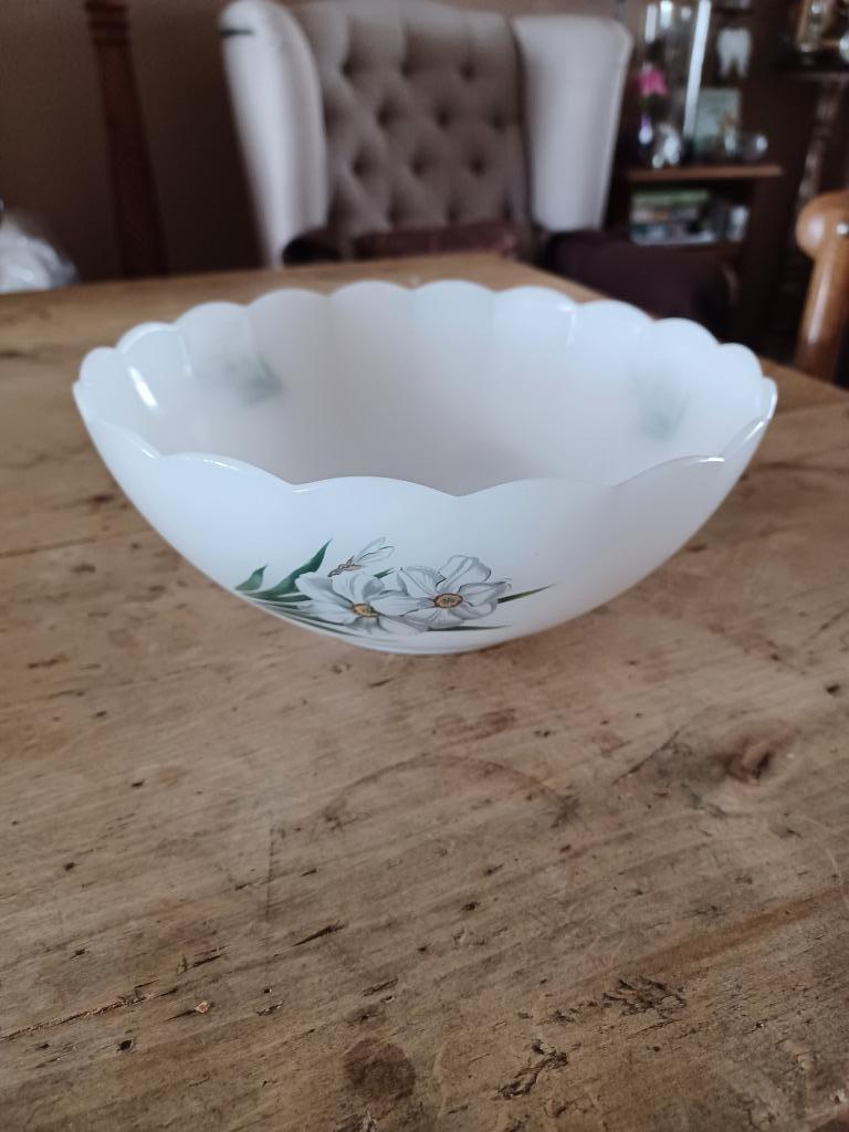 ARCOPAL WIT BLOEMMOTIEF GEKARTELDE KOM, Ophalen of Verzenden