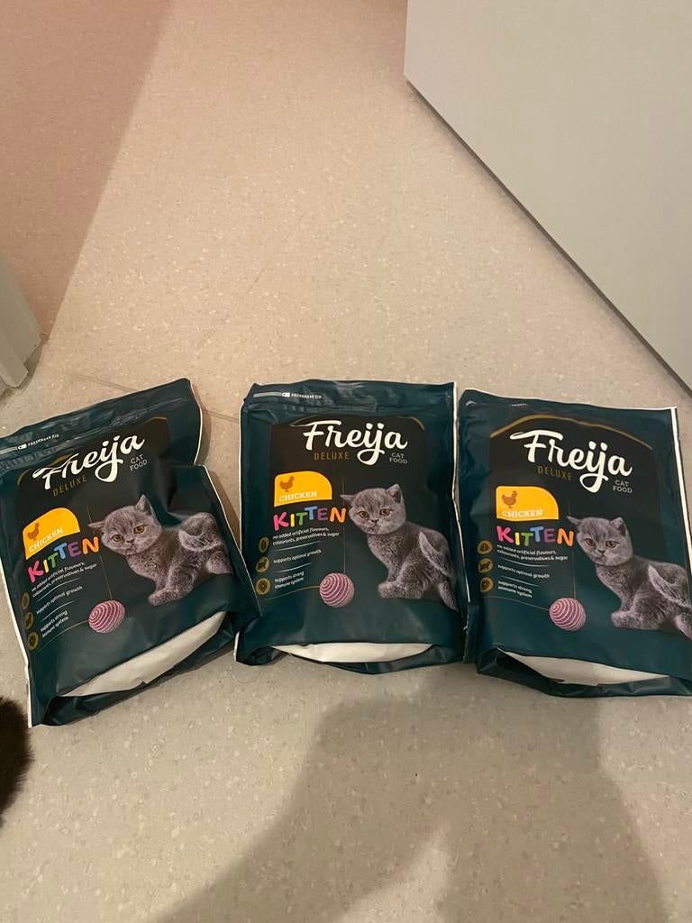 Nourriture pour chats, Divers, Enlèvement