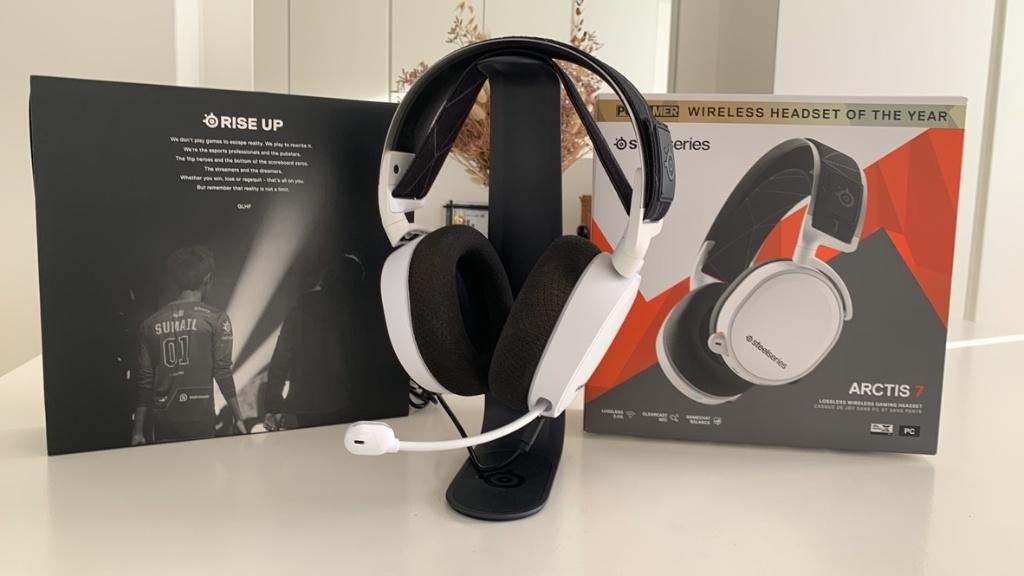 Arctis 7 Steelseries White Gaming Headphones - Box + Stand, Enlèvement ou Envoi, Comme neuf, Sans fil, Steelseries
