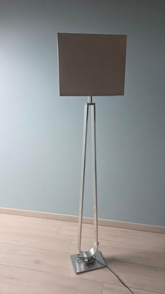 Lampe sur pied design, Enlèvement