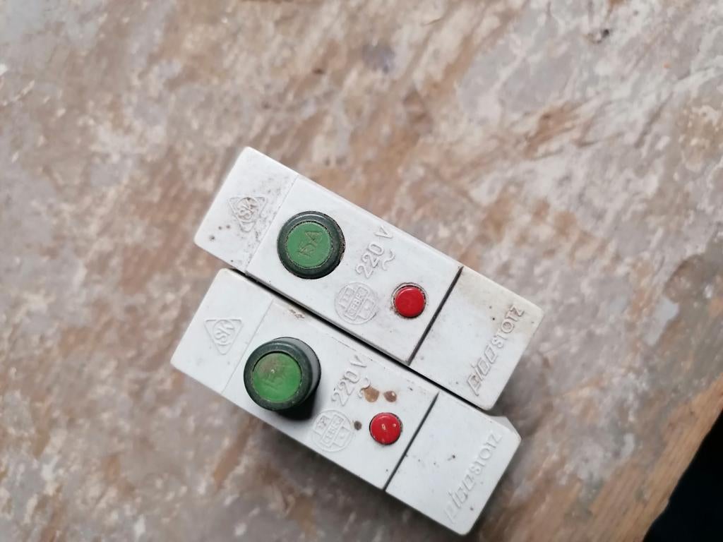 Adaptateurs de prises/fusibles militaires Stotz 220 V, Enlèvement