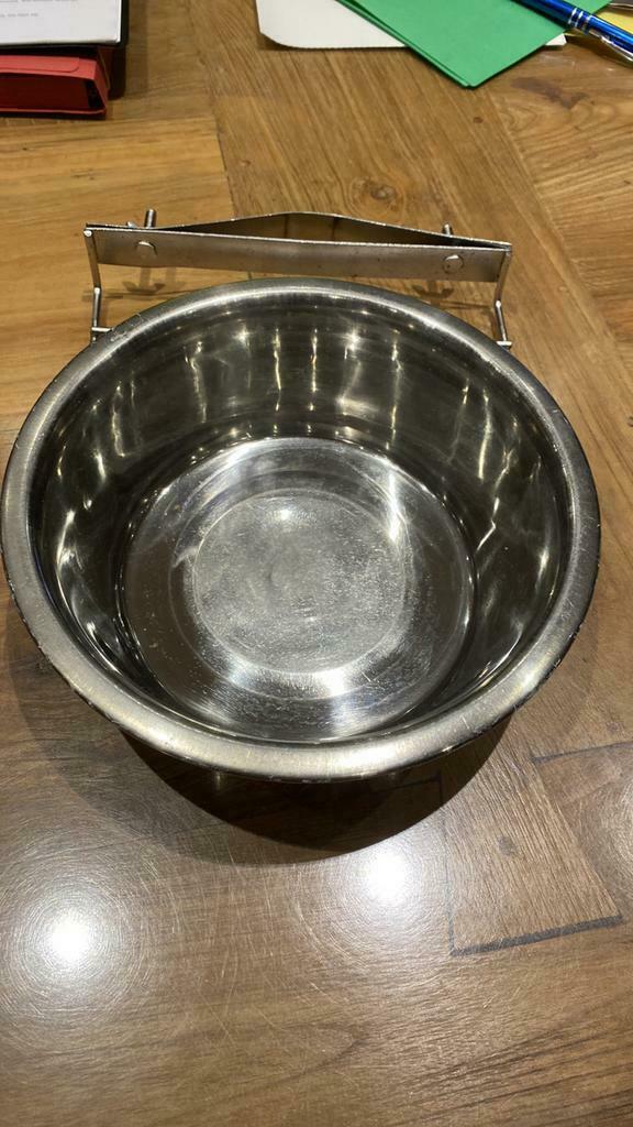 Honden voeder/waterbak met bevestiging met moeren/plaat, Ophalen, Gebruikt