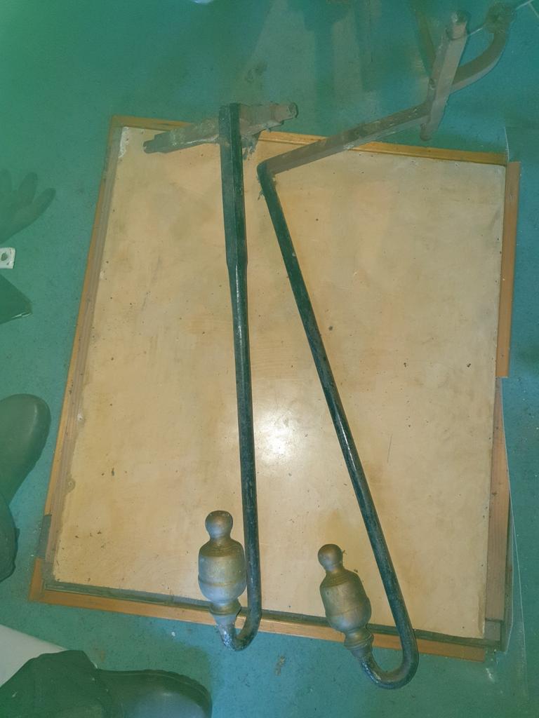 2 zwengels van een oude waterpomp., Enlèvement