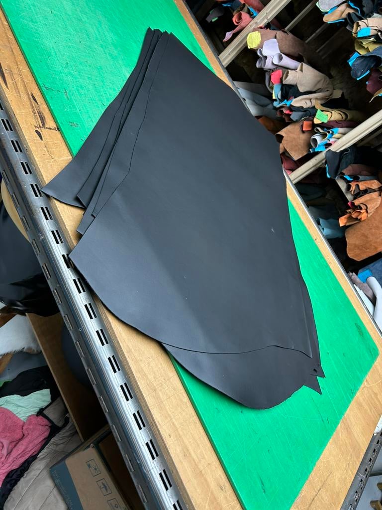 Zwarte tuigleer lappen 1.8-2 mm dikte soepel nr3, Hobby en Vrije tijd, Ophalen of Verzenden