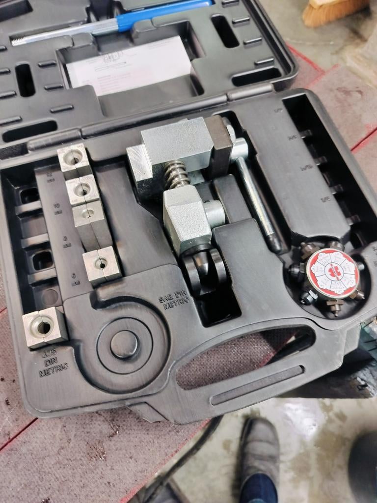 Dubbel fels gereedschap voor rem leidingen, Ophalen