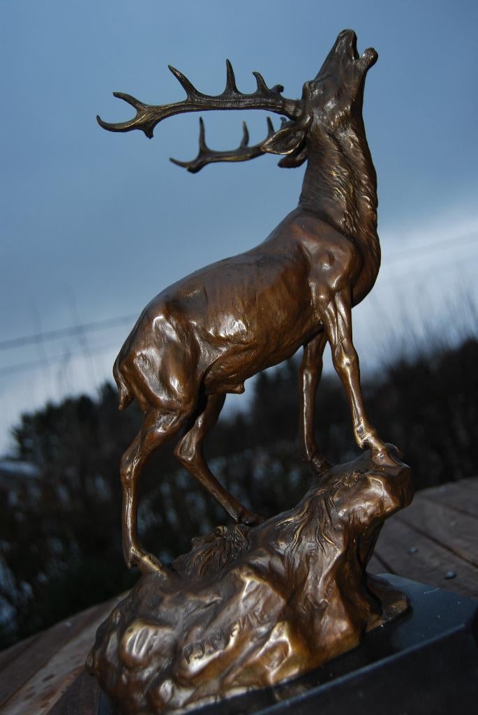 LE BRAME DU CERF(bronze signé sur socle marbre), Antiek en Kunst, Antiek | Brons en Koper, Ophalen of Verzenden, Brons