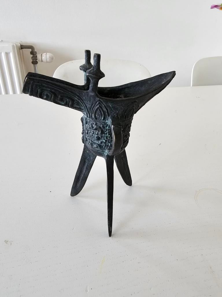 oude Chinese bronzen wijnbeker met drie poten, Jue-vat,, Enlèvement ou Envoi