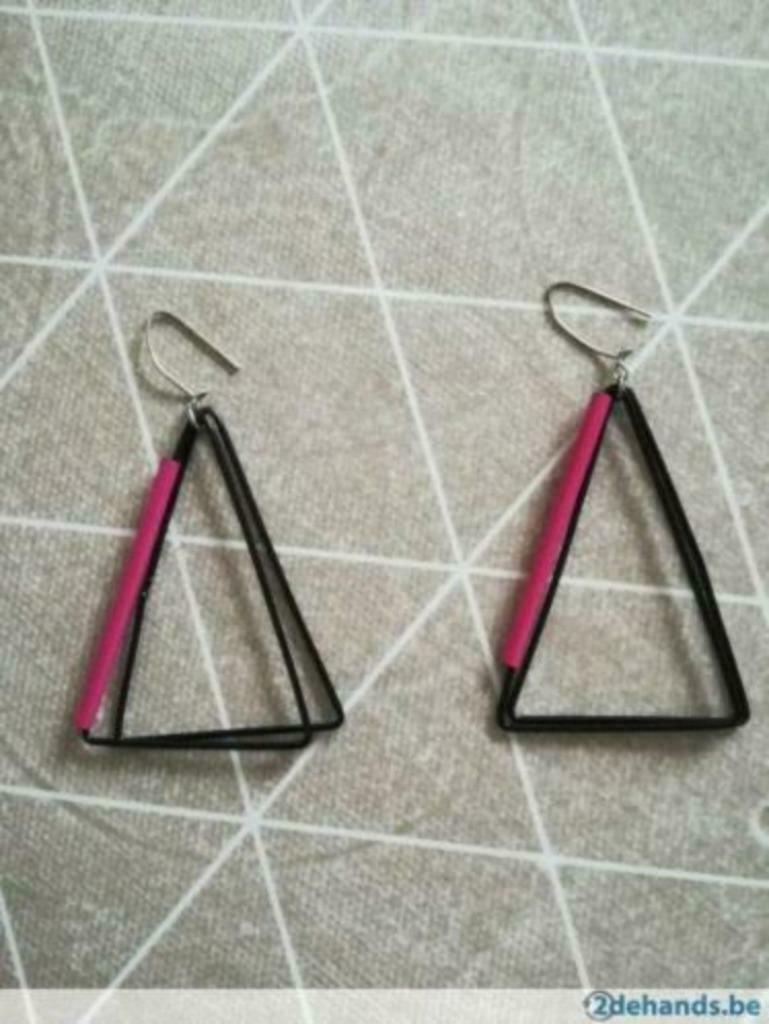 Des boucles d'oreilles, Bijoux, Sacs & Beauté, Boucles d'oreilles, Neuf, Enlèvement ou Envoi, Autres matériaux, Pendantes