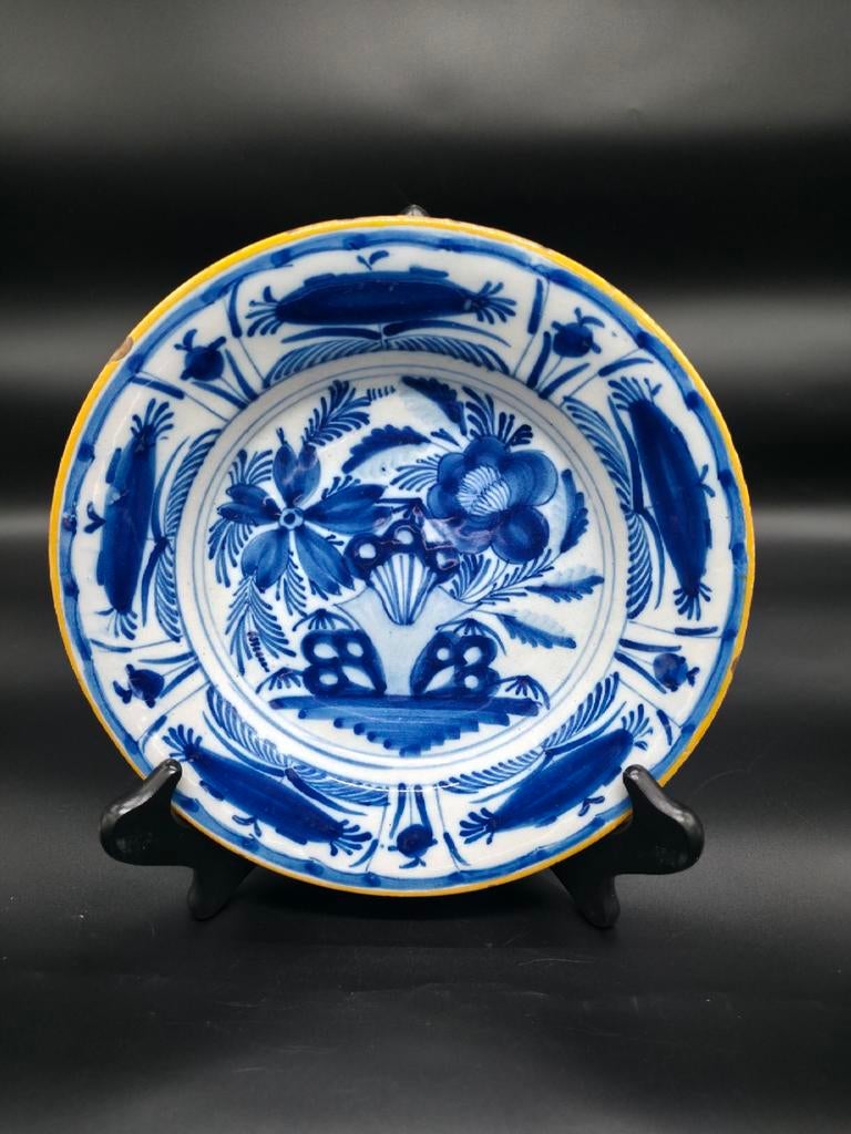 Assiette bleue en poterie de Delft du XVIIIe siècle, Enlèvement