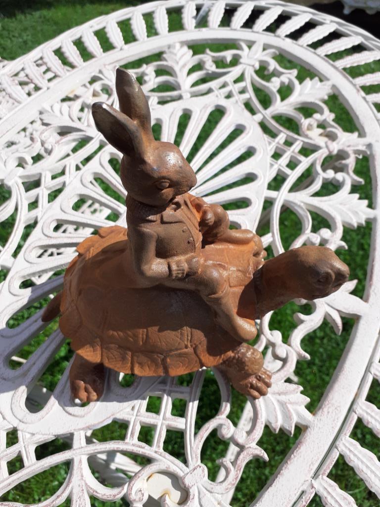 Prachtig gietijzeren beeld (de haas en de schildpad), Ophalen of Verzenden, Nieuw, Overige materialen, Dierenbeeld