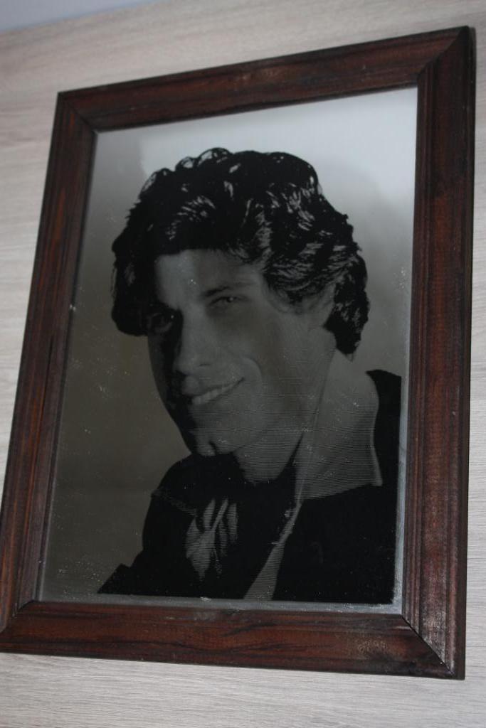 Fotospiegel John Travolta , houten kader 31,5x23x5 cm, Verzamelen, Ophalen of Verzenden, Gebruikt, Poster, Artwork of Schilderij