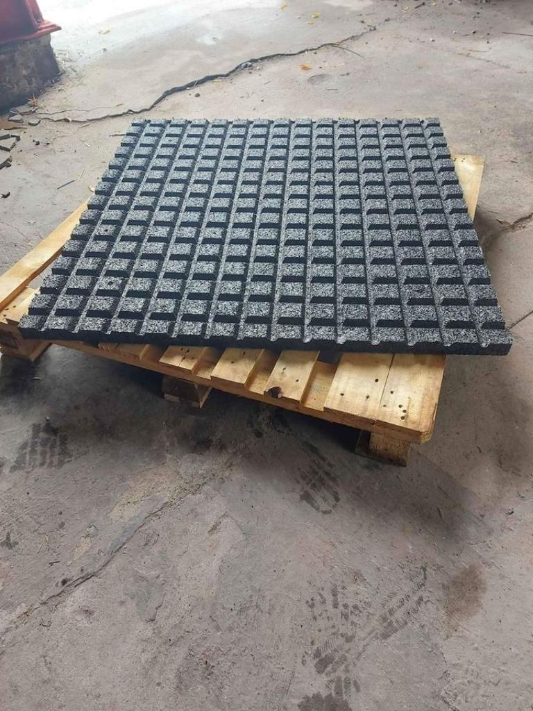 Dalles en caoutchouc pour ecurie / Box chevaux 1mx1mx4cm, Kriden, Info@kriden.be, Belgique