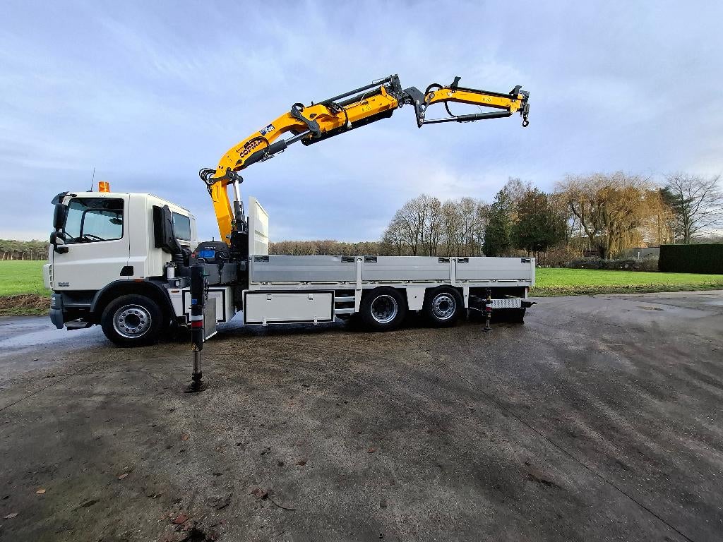 DAF met autolaadkraan en open laadbak met zijborden, Auto's, Automaat, Euro 5, Wit, Start-stop-systeem