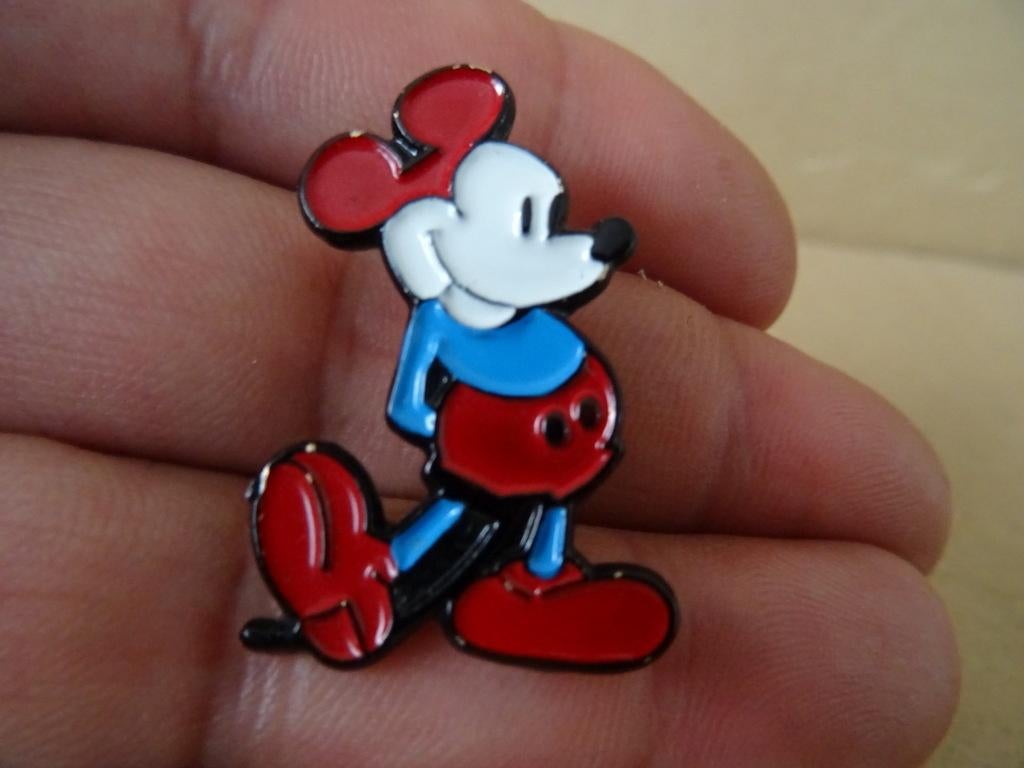 Épinglette vintage en cuivre Mickey Mouse 3cm Walt Disney ?, Collections, Enlèvement ou Envoi, Mickey Mouse, Utilisé, Autres types