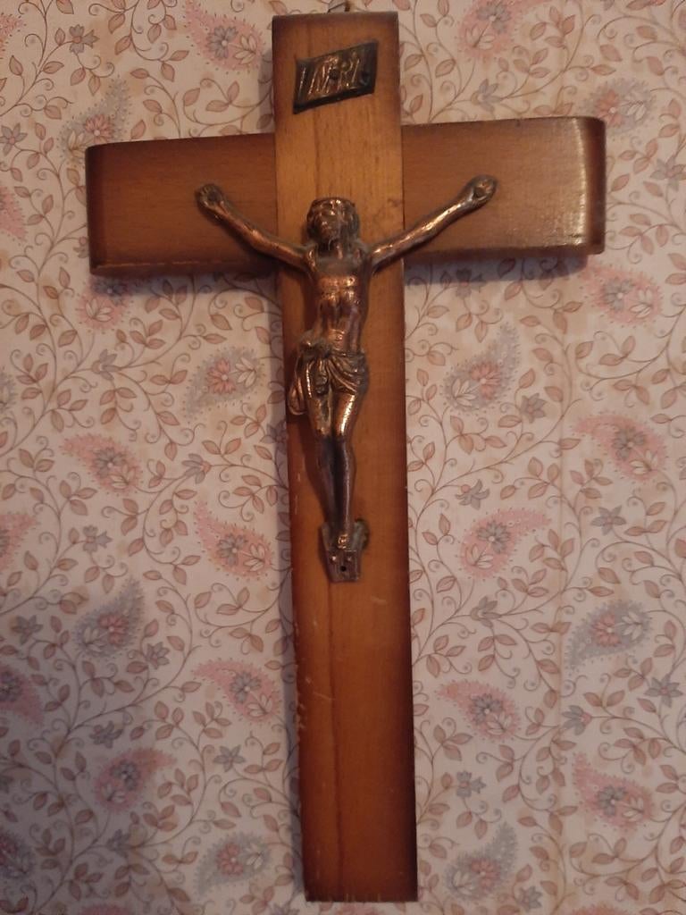 Houten kruisbeeld met metalen corpus,
2 stuks verkrijgbaar, Verzamelen, Religie, Zo goed als nieuw, Christendom | Katholiek, Ophalen of Verzenden