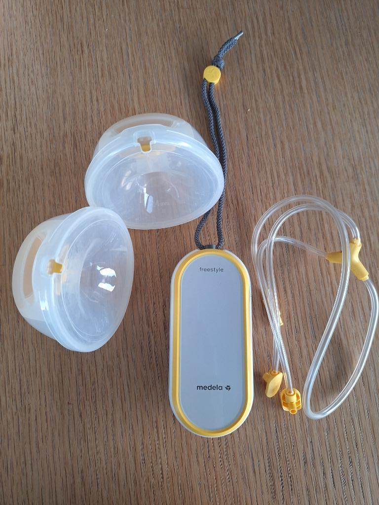 Medela freestyle hands free elektrische kolf, Ophalen of Verzenden, Zo goed als nieuw, Borstkolf