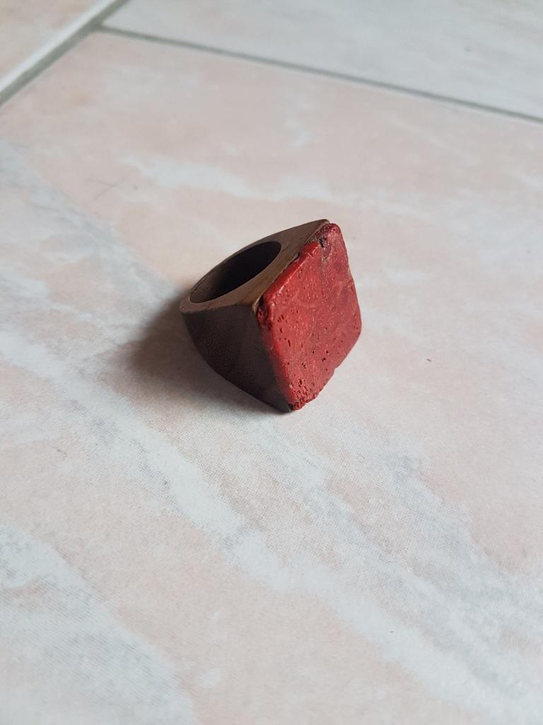 Ring met steen, Overige materialen, 20 of groter, Ophalen of Verzenden, Zo goed als nieuw