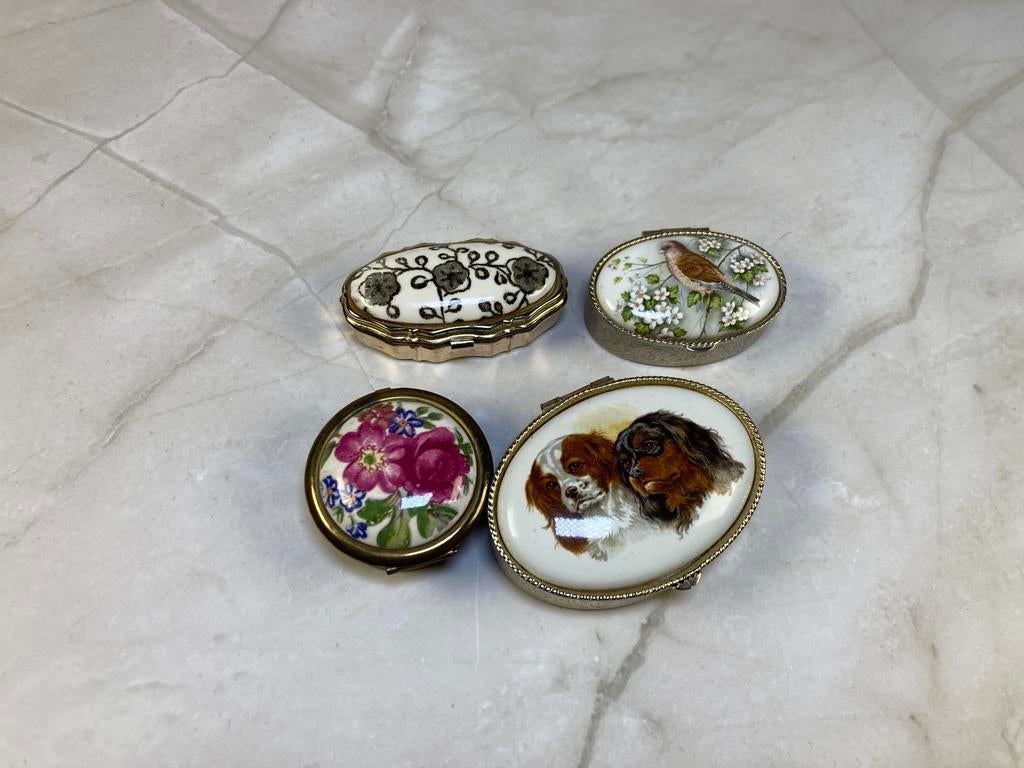 Lot de 4 Boîte à pilules avec portrait en porcelaine, Enlèvement ou Envoi