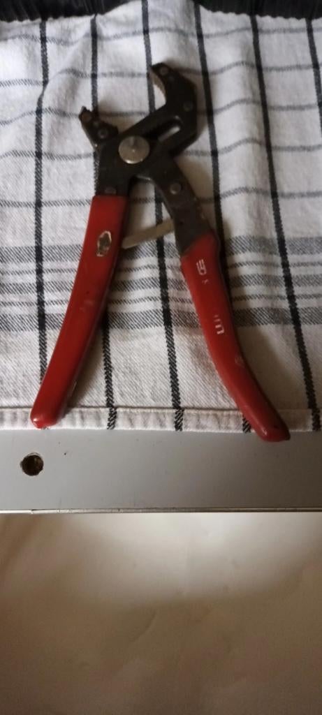 PINCE A CLE FACOM., Enlèvement