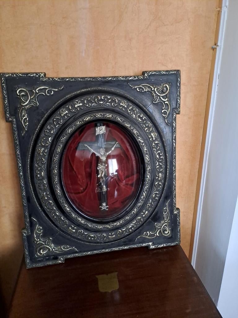 Kruisbeeld achter gebogen glas,, Antiek en Kunst, Ophalen