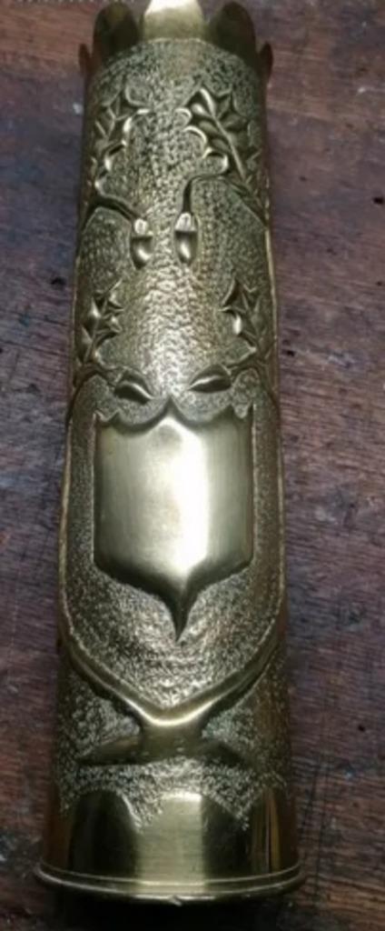 Gegraveerde militaire schelpkunstgreppel wo1 75 mm marine, Verzamelen, Verzenden, Marine