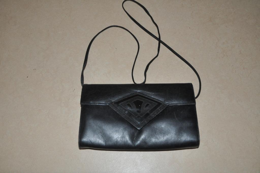 Zwart lederen tasje met lange smalle riem, Handtassen en Accessoires, Tassen | Damestassen, Ophalen of Verzenden, Gebruikt, Zwart
