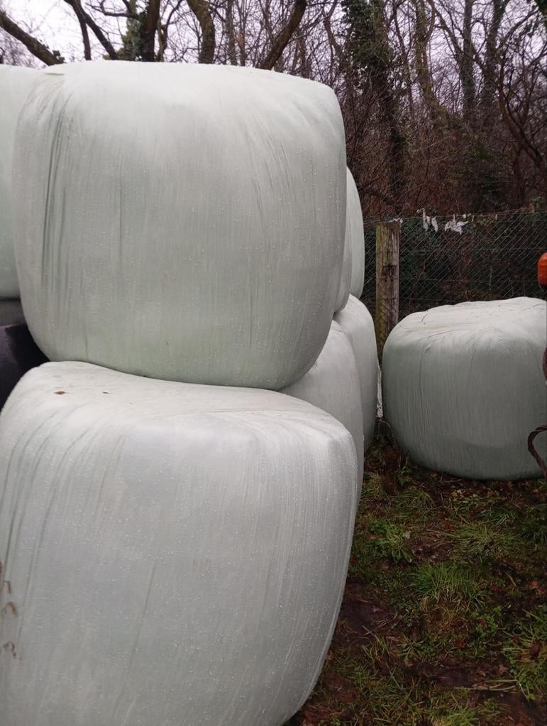 9 pakken natter voordroog hooi, Ophalen