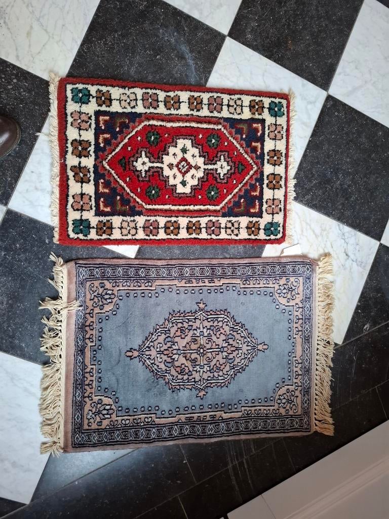 Twee perzische tapijtjes in wol en zijde, Ophalen of Verzenden