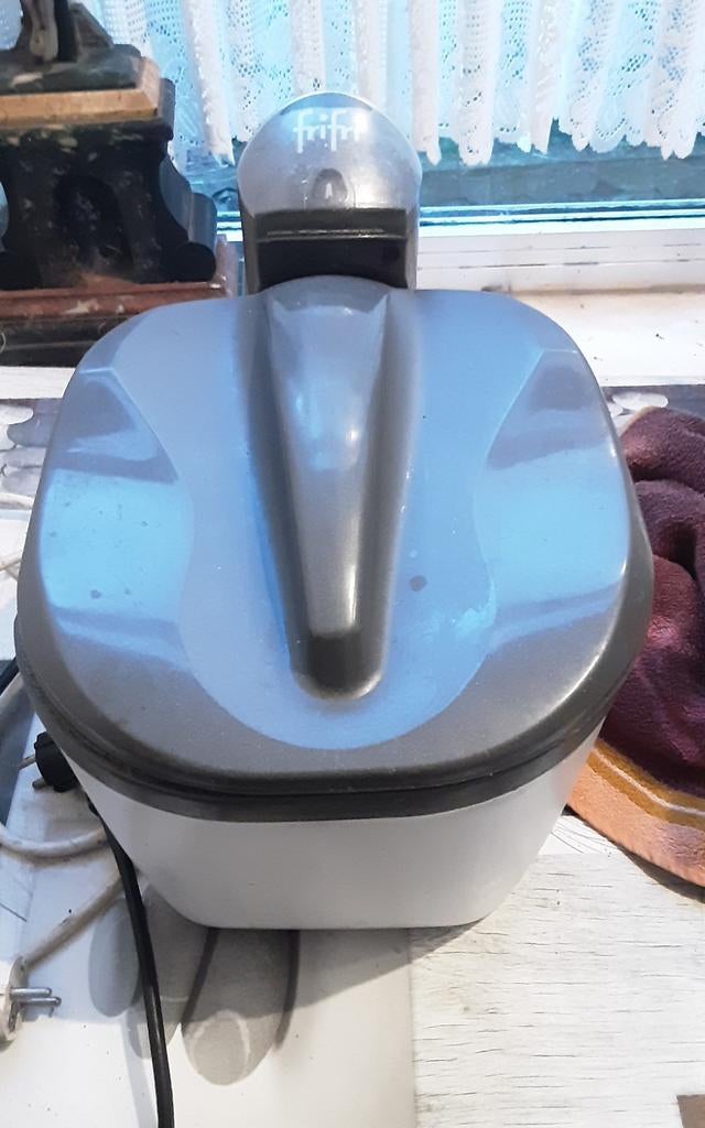 Friteuse frifri modèle 828 3200w, Elektronische apparatuur, 4 liter of meer, Ophalen, Zo goed als nieuw, Uitneembare binnenpan