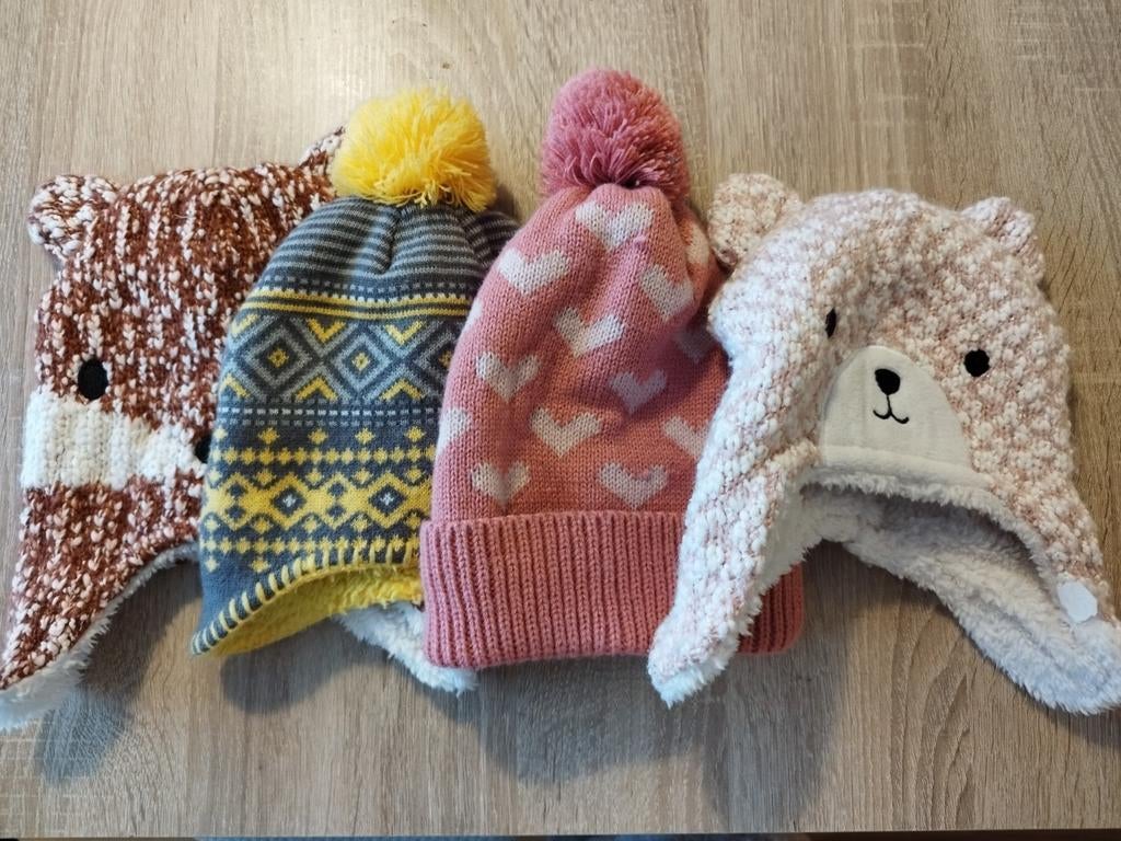 Bonnet fille 4 à 6 ans, état neuf, 2€ piece., Enlèvement, Comme neuf, Fille, Bonnet