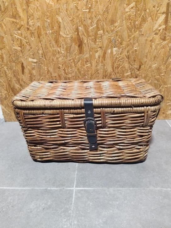 Rieten stevige mand met lederen riemsluiting - 50x27x27cm, Huis en Inrichting, Ophalen, Gebruikt