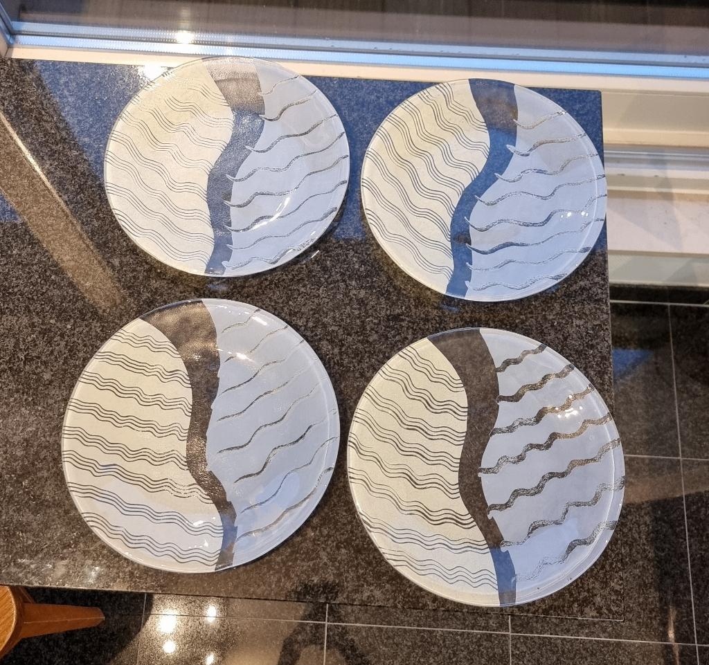 4 vintage gekleurde Kosta Boda borden, Ophalen, Zo goed als nieuw, Glas, Bord(en)